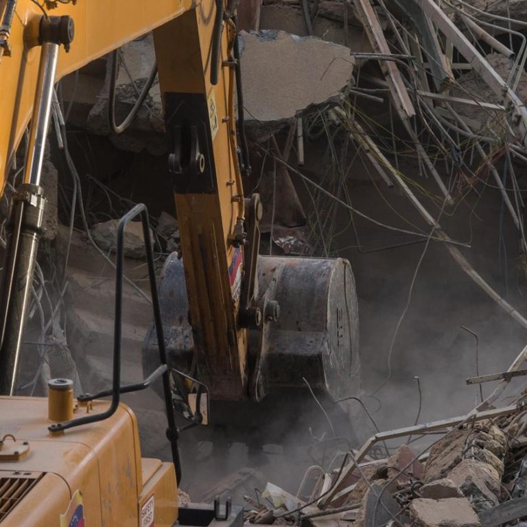 Autoridades venezolanas confirman 920 muertos por terremotos