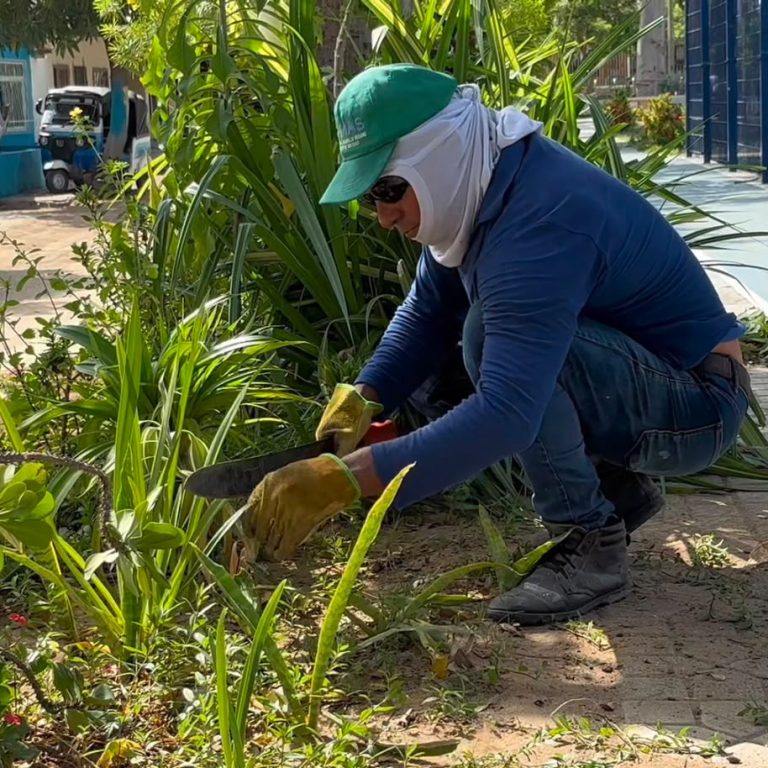 Jornada interinstitucional recuperó el parque del barrio La María con labores de limpieza y mantenimiento