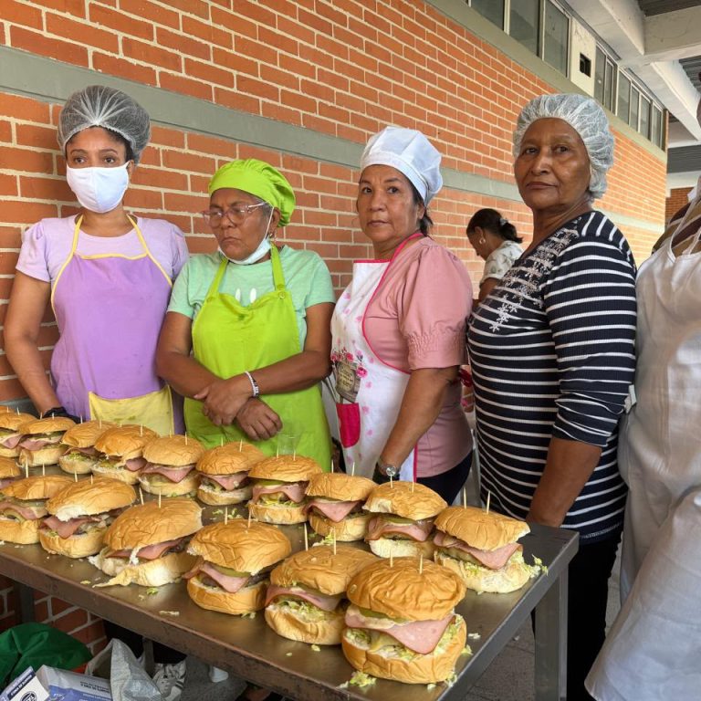 Emprendedores fortalecen sus habilidades gastronómicas en panadería y comidas rápidas con curso complementario del SENA